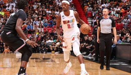  巴特勒关键球热火险胜尼克斯  