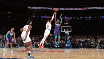  库里三分绝杀雷霆迎五连胜  